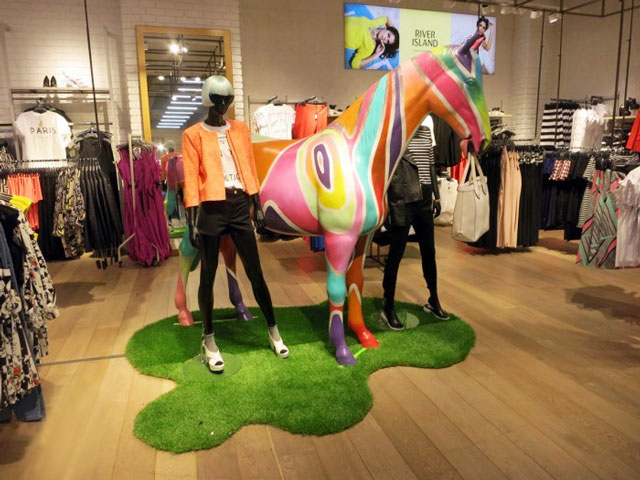 賣(mài)場(chǎng)商品櫥窗展示