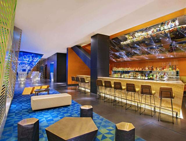 酒吧過道美陳裝飾布置