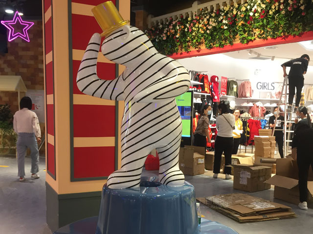 商場迎賓熊雕塑小品