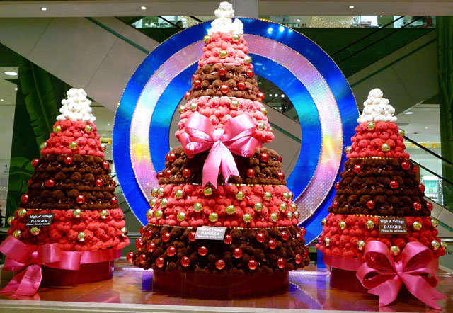 商場(chǎng)卡通圣誕樹美陳